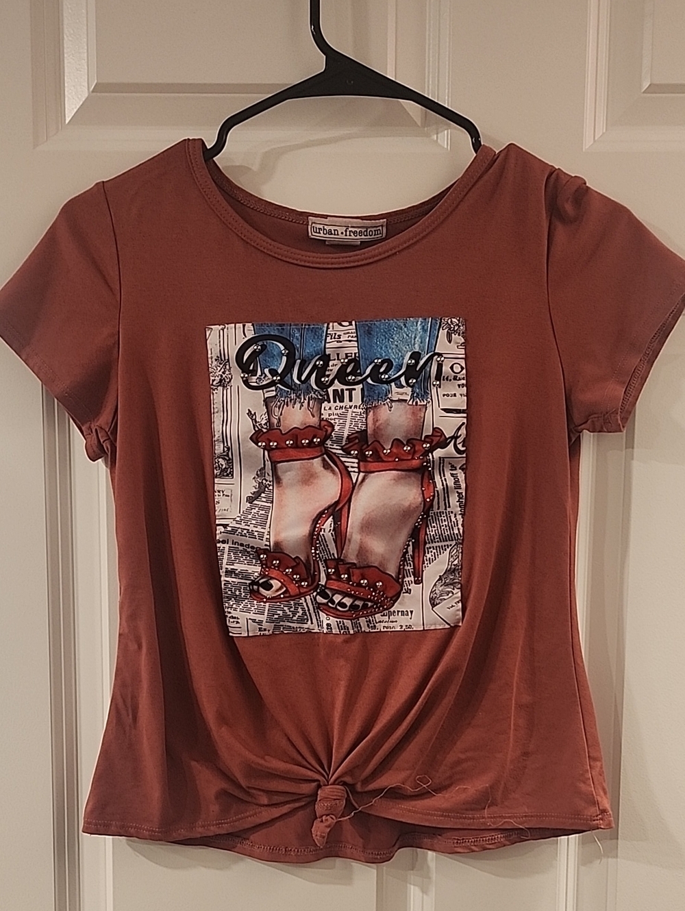 Urban Freedom Women's Rust Graphic Knot Front Tee - Rust